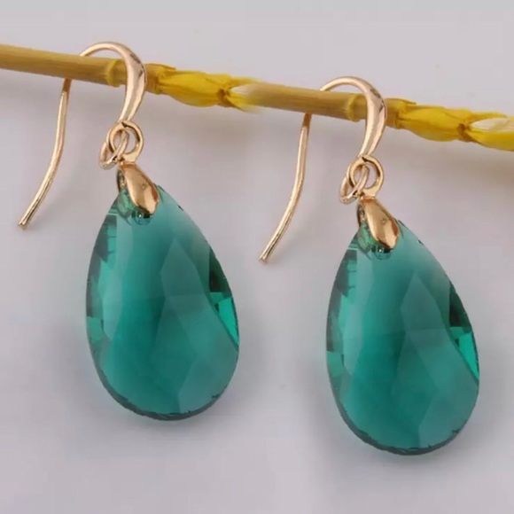 Jewelry - NWT Emerald Green Teardrop Earrings Jewelry - NWT Emerald Green Teardrop Earrings